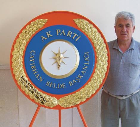 AK PARTİ TURUNCULU KABARTMA ÇELENK BELDE