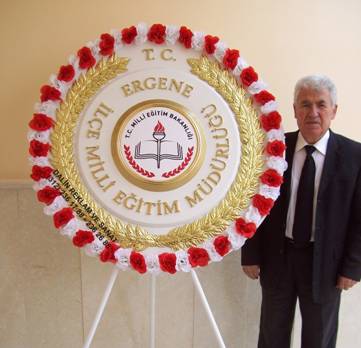 MİLLİ EĞİTİM ÇELENGİ ÇİÇEKLİ BEYAZ KABARTMA ERGENE