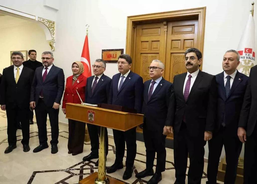 Adalet Bakan� Y�lmaz Tun� Sivas Valili�inde �eref Defterini �mzal�yor